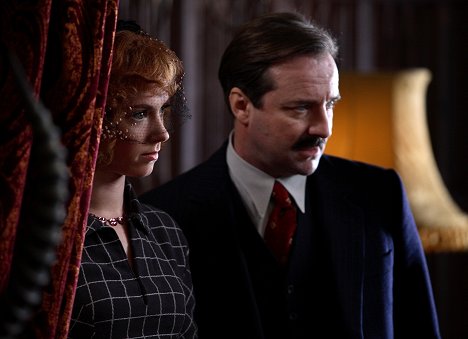 Amy Manson, Neil Pearson - Agatha Christie Marple kisasszonya - Bűbájos gyilkosok - Filmfotók