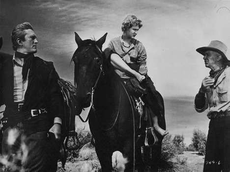 Kirk Douglas, Virginia Mayo, Walter Brennan - Den Hals in der Schlinge - Filmfotos