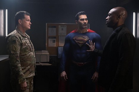 Dylan Walsh, Tyler Hoechlin, Wolé Parks - Superman and Lois - The Dress - Film