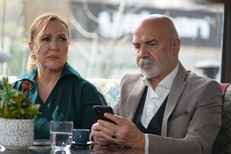 Sumru Yavrucuk, Altan Gördüm - Şahane Hayatım - Episode 23 - Photos