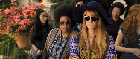 Amber Chardae Robinson, Laura Dern - Palm Royale - Maxine Bags a Prince - Filmfotos