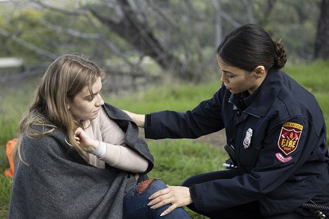 Bella DeLong, Jenna Dewan - The Rookie - Crushed - Van film