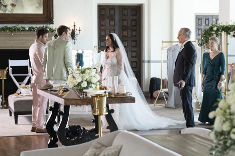 Jennifer Love Hewitt, Gregory Harrison, Dee Wallace - 9-1-1 - There Goes the Groom - Photos