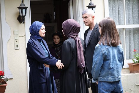 Özgü Namal, Özcan Deniz - Kızıl Goncalar - Episode 17 - De la película