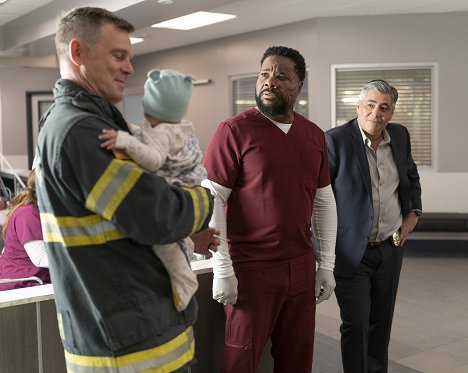 Peter Krause, Malcolm-Jamal Warner, Danny Nucci - 9-1-1 - Ghost of a Second Chance - Photos