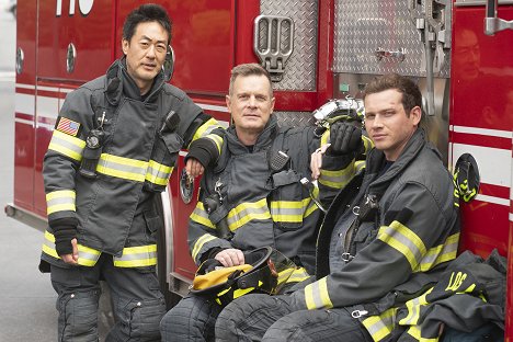 Kenneth Choi, Peter Krause, Oliver Stark - 9-1-1 - Ghost of a Second Chance - Van de set