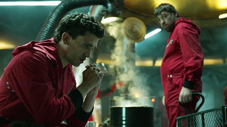 Jaime Lorente, Hovik Keuchkerian - A nagy pénzrablás (Netflix version) - Anatómialecke - Filmfotók