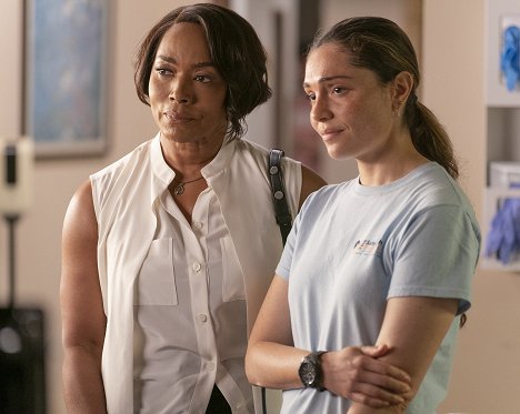 Angela Bassett, Juliana Aidén Martinez - 911 L.A. - A kilencedik lépés - Filmfotók