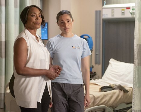 Angela Bassett, Juliana Aidén Martinez - 911 L.A. - A kilencedik lépés - Filmfotók