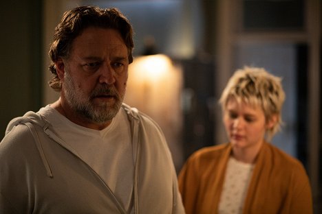 Russell Crowe, Ryan Simpkins - The Exorcism - Z filmu