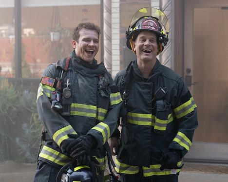 Oliver Stark, Peter Krause - 9-1-1 - Ashes, Ashes - De filmagens