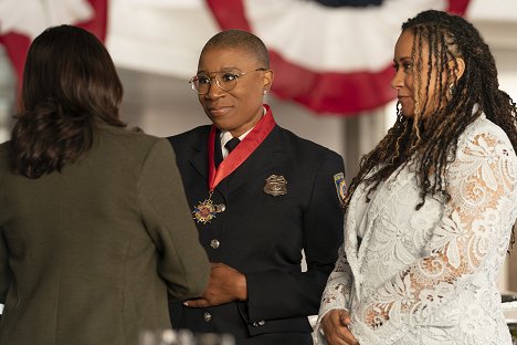 Aisha Hinds, Tracie Thoms - 9-1-1 - Ashes, Ashes - Photos