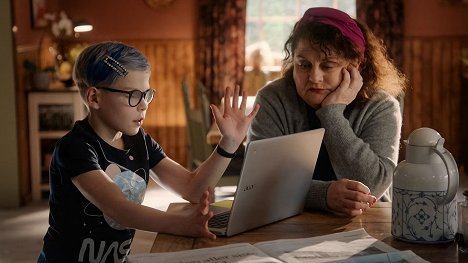 Leon Mosand-Christensen, Brit Elisabeth Haagensli - Familien Lykke - 13 års skoletvang - Do filme