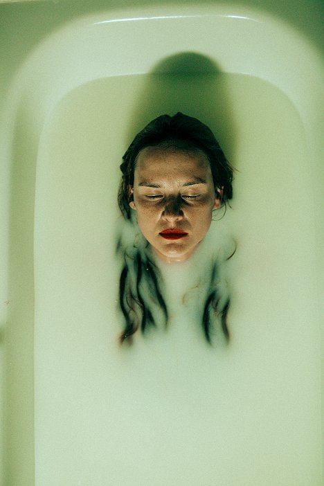 Agnieszka Podsiadlik - Lipstick on the Glass - Van film