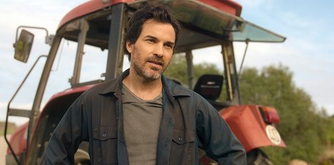 Santiago Cabrera - Land of Women - Chapter 1 - Van film