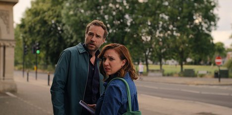 Rafe Spall, Esther Smith - Trying - Airport Run - Van film