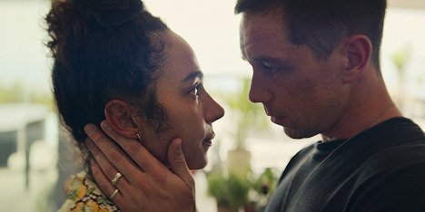 Aurora Perrineau, Killian Scott - Kaos - Photos