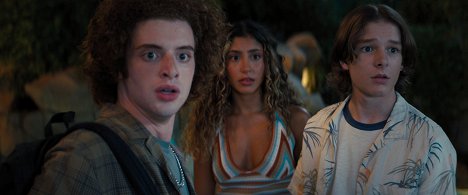 Thomas Barbusca, Isabella Ferreira, Mason Thames - Incoming - Photos