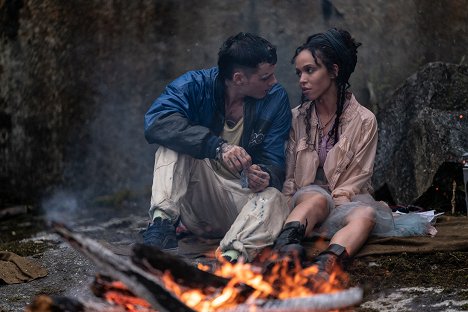 Bill Skarsgård, FKA twigs - A holló - Filmfotók