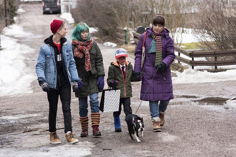 Milo Snellman, Kanerva Paunio, Julia Shepstone, Pirjo Heikkilä - Ei haukku haavaa tee - Van film