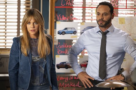 Kaitlin Olson, Daniel Sunjata - High Potential - Dancers in the Dark - De la película