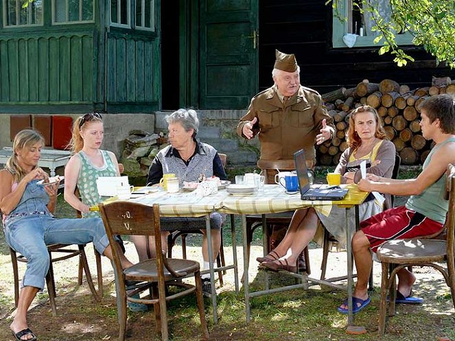 Taková normální rodinka - Kuvat elokuvasta - Vanda Hybnerová, Monika Zoubková, Лилиан Малкина, Marian Labuda, Eva Holubová, Jiří Mádl