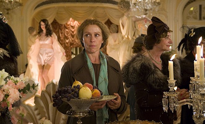 Miss Pettigrew Lives for a Day - Do filme - Frances McDormand