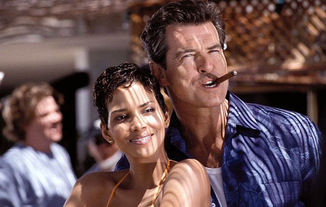 James Bond: Halj meg máskor - Filmfotók - Halle Berry, Pierce Brosnan