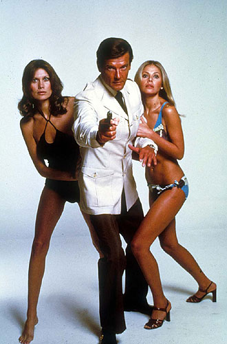 007 e o Homem da Pistola Dourada - Promo - Maud Adams, Roger Moore, Britt Ekland
