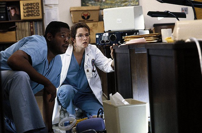 Article 99 - Photos - Forest Whitaker, Lea Thompson