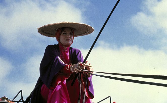 Charlie Chan und der Fluch der Drachenkönigin - Filmfotos - Angie Dickinson