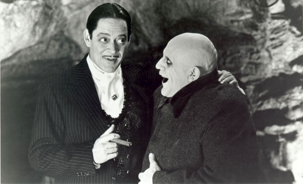 Die Addams Family in verrückter Tradition - Filmfotos - Raul Julia, Christopher Lloyd