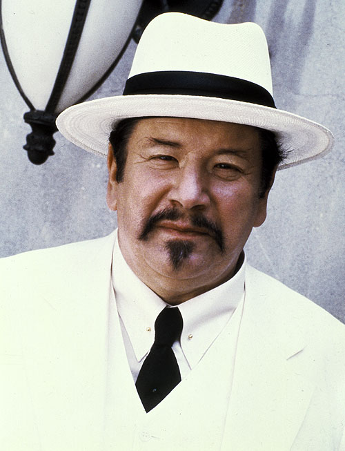Charlie Chan and the Curse of the Dragon Queen - Photos - Peter Ustinov