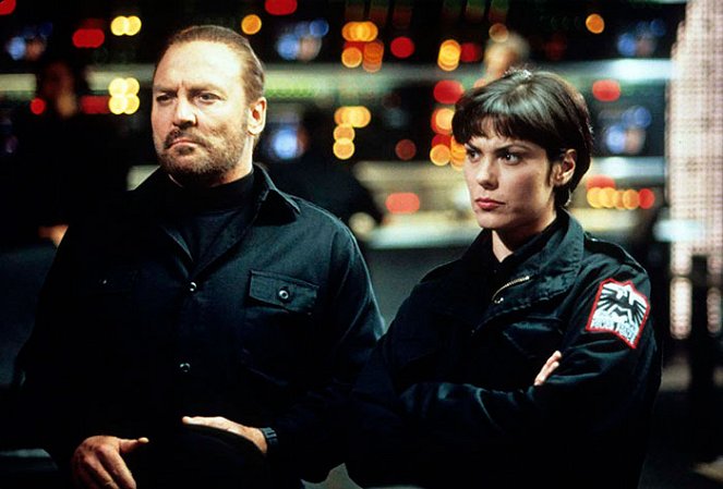 Útěk z L.A. - Z filmu - Stacy Keach, Michelle Forbes