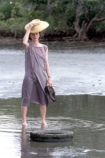 Swimming Upstream - De la película - Judy Davis