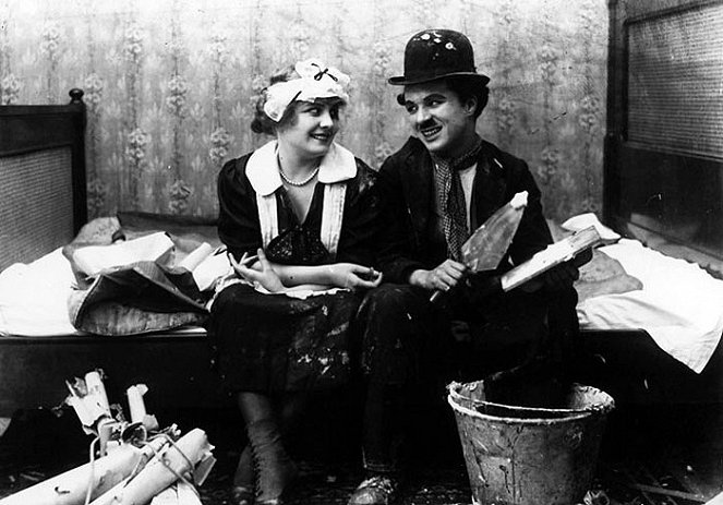 Charlot trabajando de papelista - De la película - Edna Purviance, Charlie Chaplin
