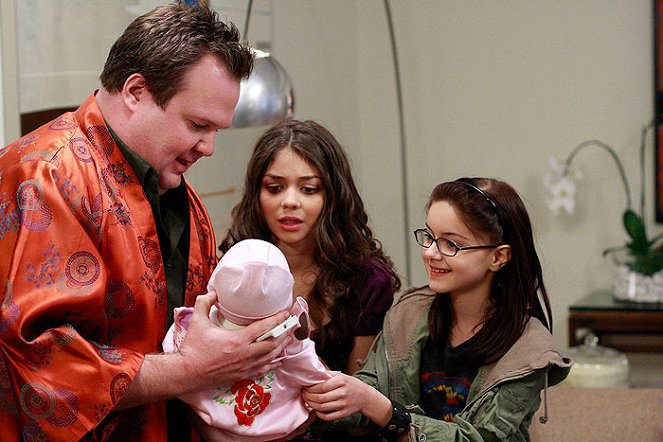 Moderná rodina - Pilot - Z filmu - Eric Stonestreet, Sarah Hyland, Ariel Winter