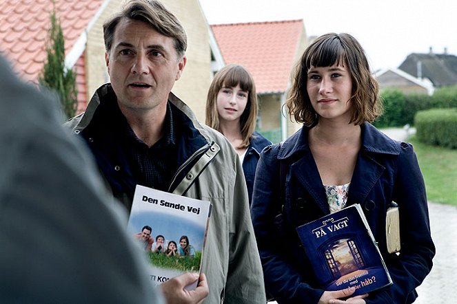 A hit fogságában - Filmfotók - Jens Jørn Spottag, Sarah Juel Werner, Rosalinde Mynster