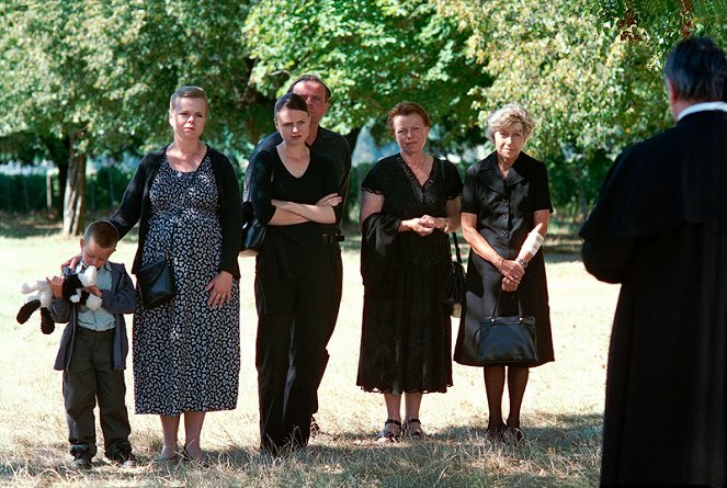 Familienausflug mit kleinen Geheimnissen - Filmfotos - Sabina Remundová, Theodora Remundová, Igor Bareš, Iva Janžurová, Naďa Kotršová