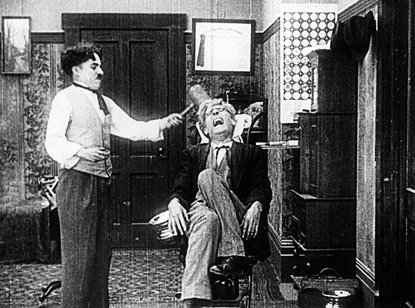 Chaplin spravuje zuby - Z filmu - Charlie Chaplin