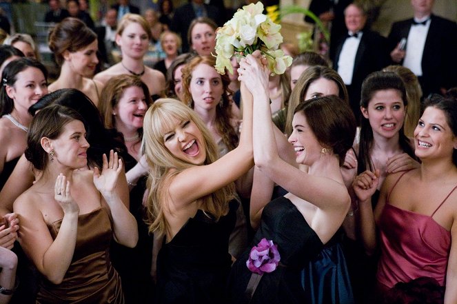 Válka nevěst - Z filmu - Kate Hudson, Anne Hathaway