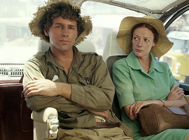 Love and Pain and the Whole Damn Thing - Filmfotos - Timothy Bottoms, Maggie Smith