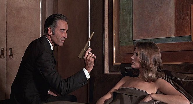 James Bond: Az aranypisztolyos férfi - Filmfotók - Christopher Lee, Maud Adams