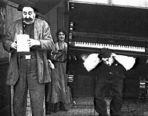 Chaplin stěhuje piáno - Z filmu - Mack Swain, Charlie Chaplin