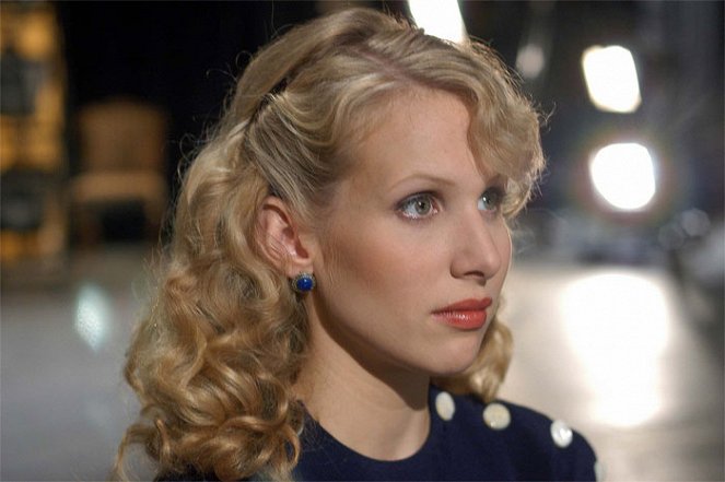 Being Julia - Do filme - Lucy Punch