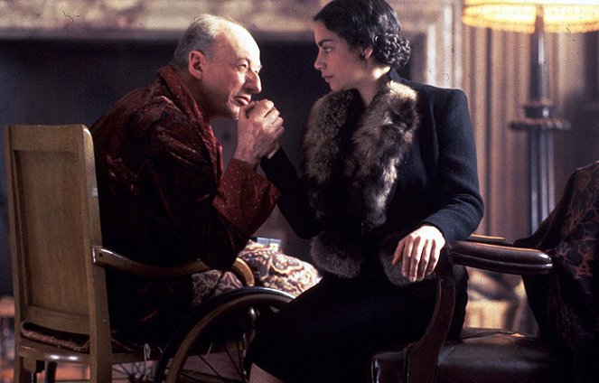 Agatha Christie: Poirot - Season 6 - Hercule Poirot's Christmas - Photos - Vernon Dobtcheff, Sasha Behar