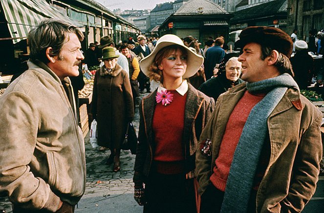 The Girl from Petrovka - Photos - Hal Holbrook, Goldie Hawn, Anthony Hopkins