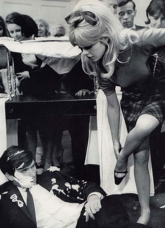 Une ravissante idiote - De la película - Anthony Perkins, Brigitte Bardot