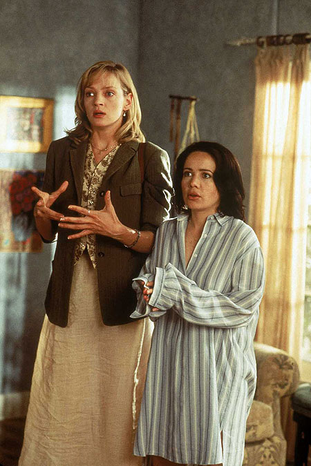 Lügen haben lange Beine - Filmfotos - Uma Thurman, Janeane Garofalo