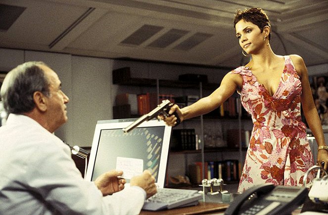 James Bond: Dnes neumieraj - Z filmu - Halle Berry